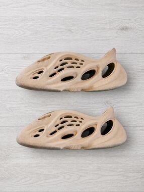 Adidas Yeezy Foam RNNR MX Sand Ararat Style Slip On Clogs Size 5 US Taupe Ochre